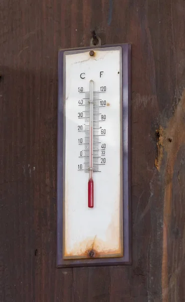 Le thermomètre en bois isolé — Photo
