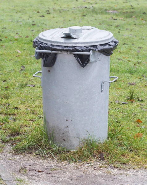 Cubo de basura de metal —  Fotos de Stock