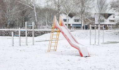 Bahçesi anaokulunda çocuklar kışın - slayt için
