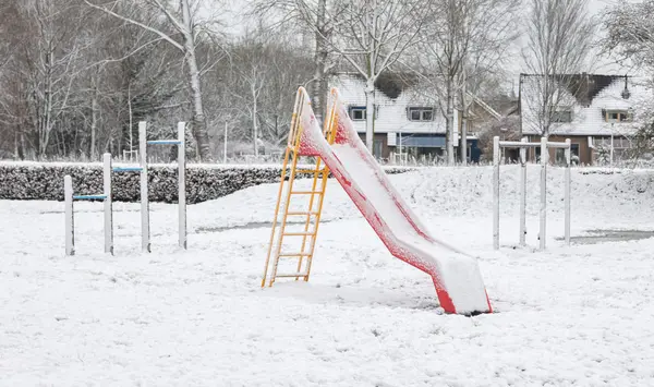 Bahçesi anaokulunda çocuklar kışın - slayt için