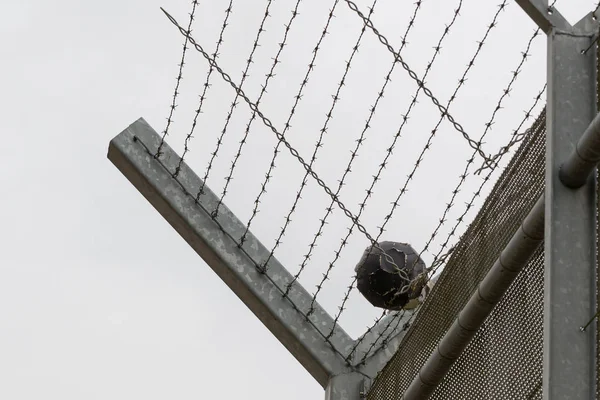 Zaun um Sperrgebiet, altes Gefängnis in den Niederlanden — Stockfoto