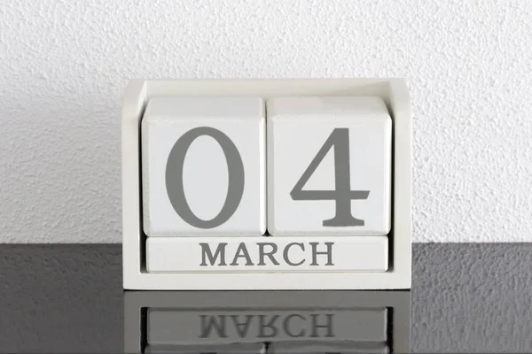 Calendário bloco branco data presente 4 e mês de março — Fotografia de Stock