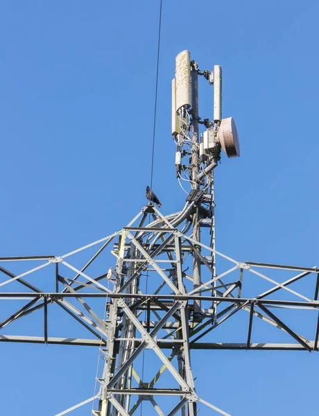 Tower communication sky on a background of blue sky and clouds — Stock Photo, Image