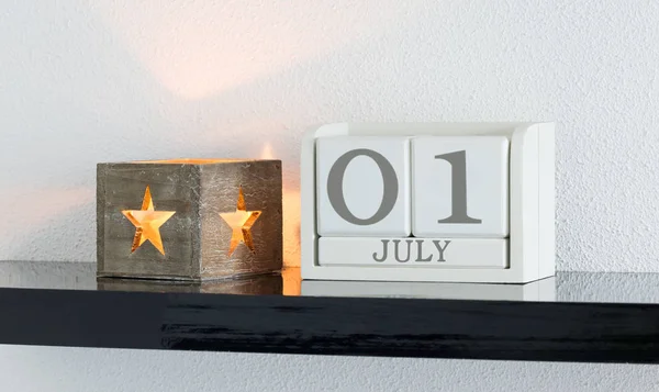 Fehér blokk naptár aktuális dátumot 1 és a hónap július — Stock Fotó