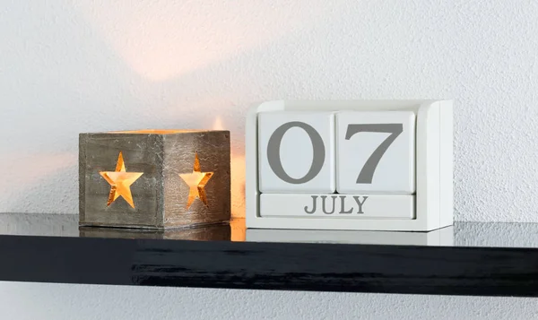 Fehér blokk naptár aktuális dátumot 7, és a hónap július — Stock Fotó