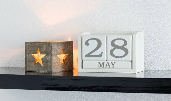 Calendario bloque blanco fecha actual 28 y mes mayo — Foto de Stock