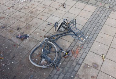 Hollandalı sokaklarda kırık bisiklet
