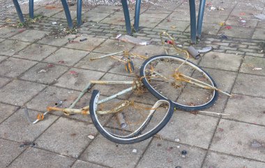 Hollandalı sokaklarda kırık bisiklet