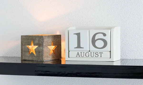 Белый блок календаря настоящее время даты 16 и месяца Август — стоковое фото