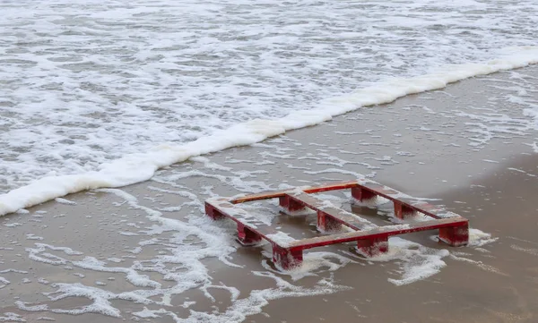 Palet op een strand — Stockfoto