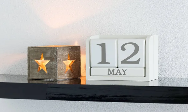 Белый блок календаря настоящее время даты 12 и месяца Май — стоковое фото