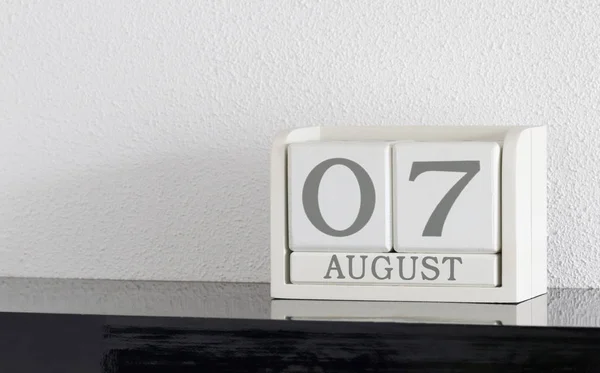 Kalendář bílý blok současné datum 7 a měsíc srpen — Stock fotografie