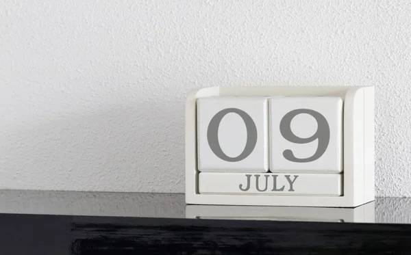Kalendář bílý blok současné datum 9 a měsíc červenec — Stock fotografie