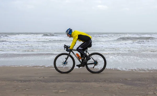 Scheveningen, Nederland - 30 December 2017: fietser op de — Stockfoto