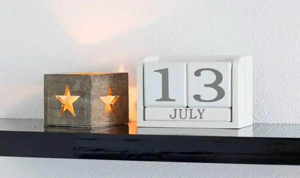 Biały blok kalendarza obecna Data 13 i miesiąca lipca — Zdjęcie stockowe