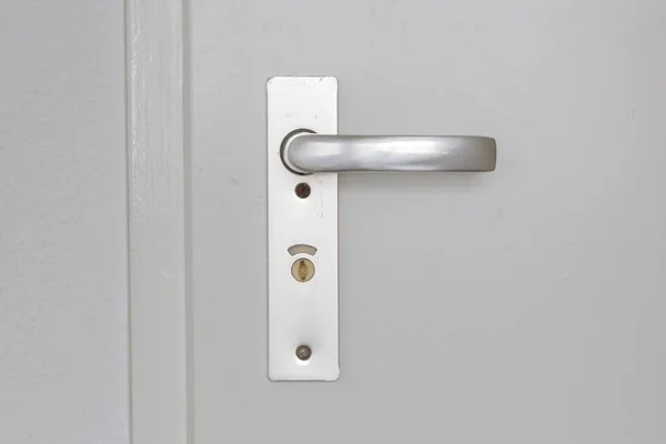 White door with old chrome doorhandle — Stock Photo, Image