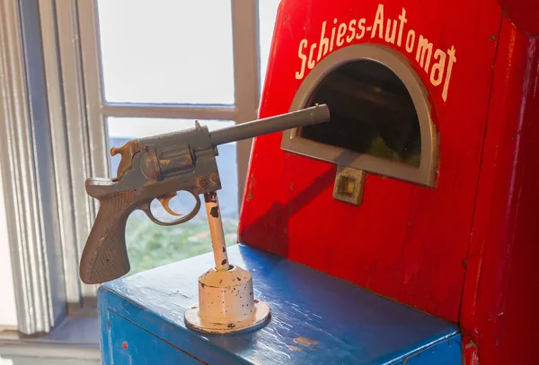 Старый игровой автомат "Schiess-Automat" (тир ) — стоковое фото