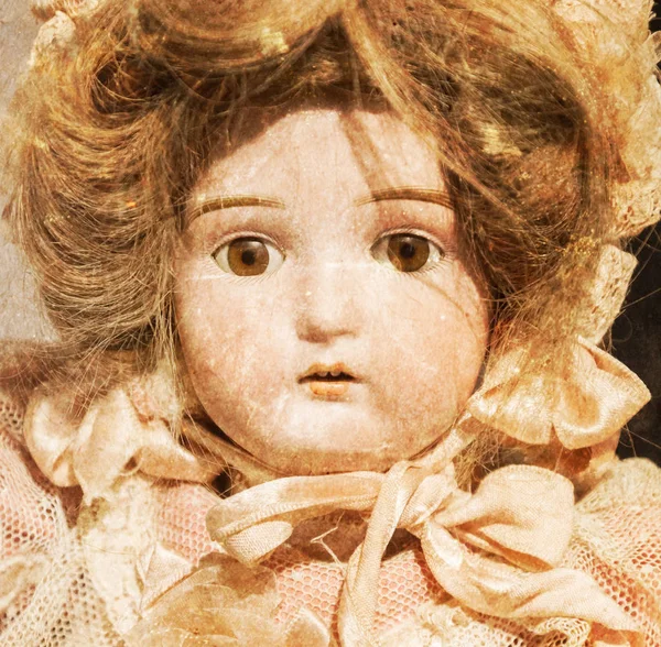Muñeca abandonada con ojos de vidrio — Foto de Stock
