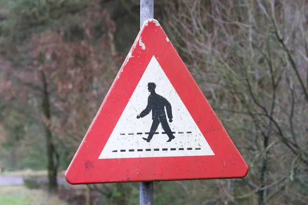 Vieux panneau aux Pays-Bas - Personnes traversant — Photo