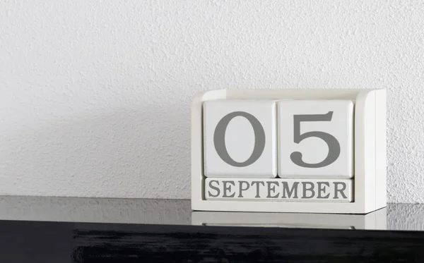 White block calendar present date 5 and month September — Stock Photo, Image