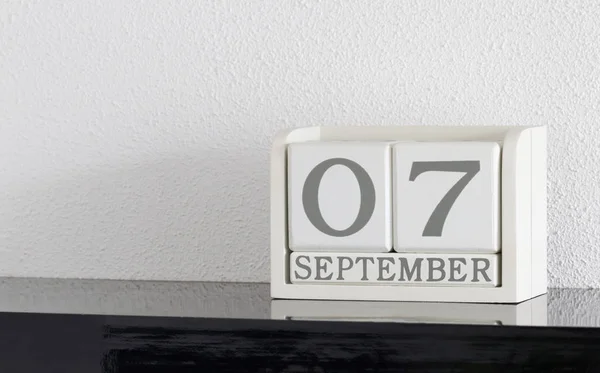 Kalendář bílý blok současné datum 7 a měsíc září — Stock fotografie