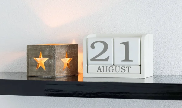Белый блок календаря настоящее время даты 21 и месяца Август — стоковое фото