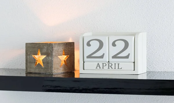 Biały blok kalendarza obecna Data 22 i miesiąc kwiecień — Zdjęcie stockowe