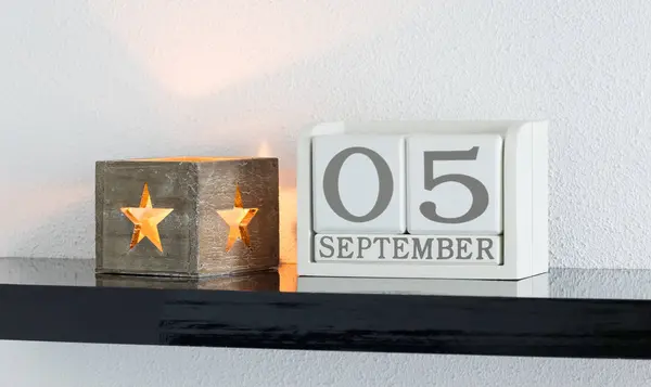 白色方块式日历当前日期5和月9月 — 图库照片