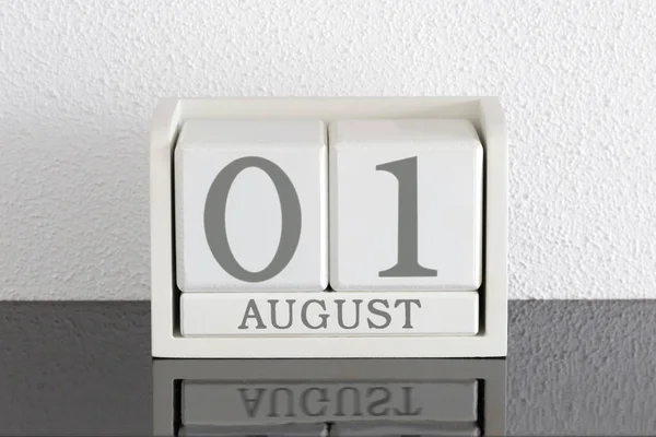 Calendario bloque blanco fecha actual 1 y mes agosto — Foto de Stock