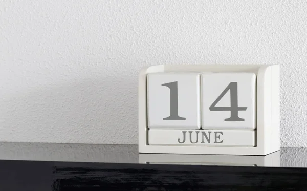 Fehér blokk naptár jelenleg 14 napja és a hónap június — Stock Fotó
