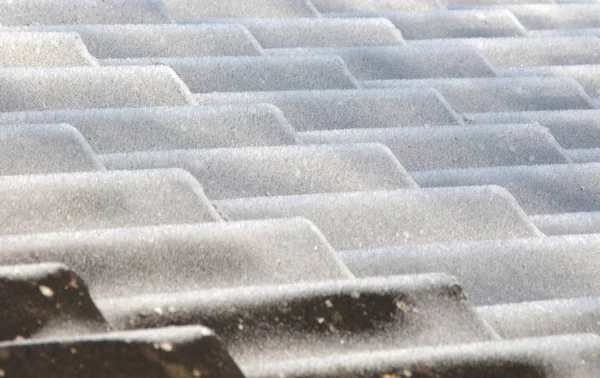 Tegole coperte di cristalli di ghiaccio — Foto Stock