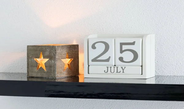 Calendario bloque blanco fecha actual 25 y mes julio — Foto de Stock