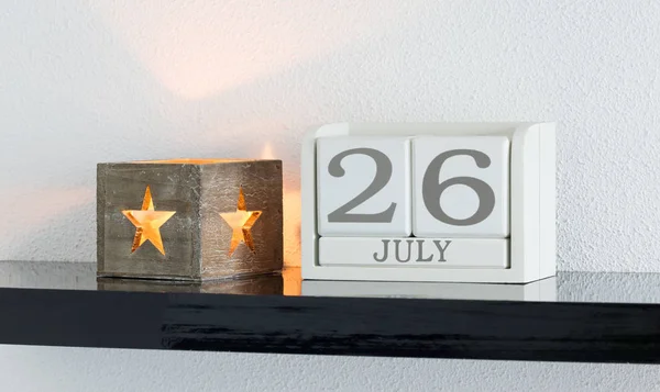Fehér blokk naptár aktuális dátumot 26 és a hónap július — Stock Fotó
