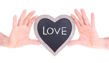 Kalp şeklinde kara tahta tutan Yetişkin