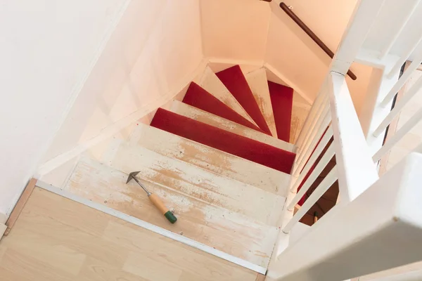 Удаление ковра, клея и краски с винтажной лестницы — стоковое фото