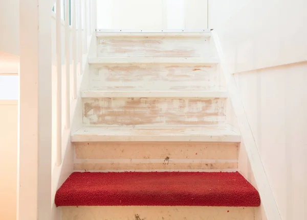 Entfernen von Teppich, Leim und Farbe von einer alten Treppe — Stockfoto