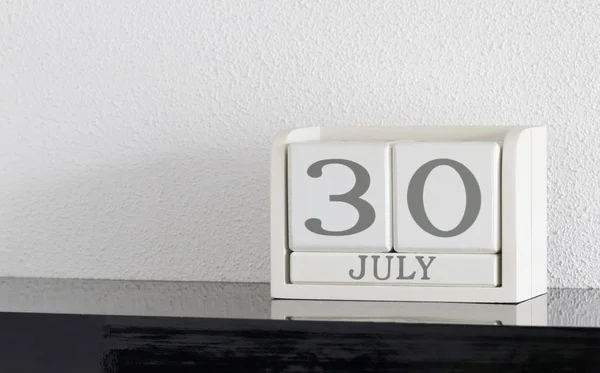 Kalendář bílý blok současné datum 30 a měsíc červenec — Stock fotografie