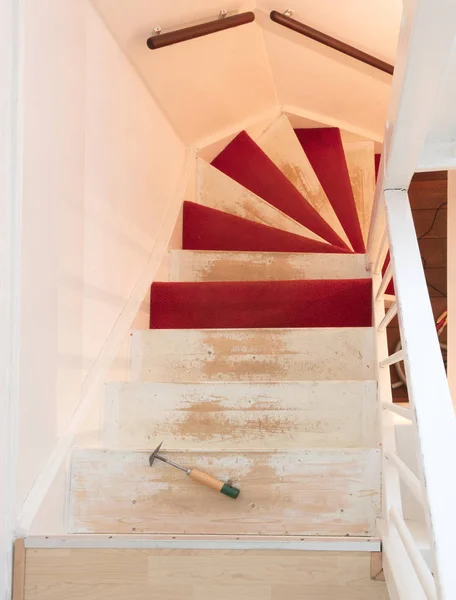 Removendo tapete, cola e tinta de uma escada vintage — Fotografia de Stock