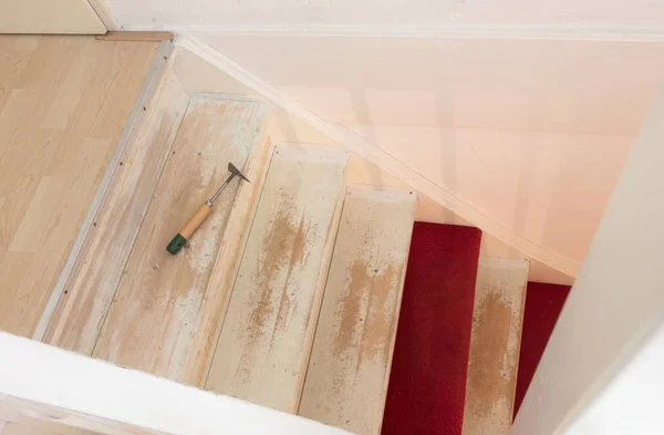 Entfernen von Teppich, Leim und Farbe von einer alten Treppe — Stockfoto