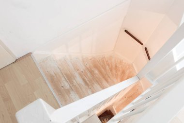 Halı, tutkal ve boya bir vintage merdiven--dan kaldırma