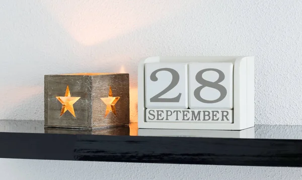 Белый блок календаря настоящее время даты 28 и месяц Сентябрь месяц — стоковое фото