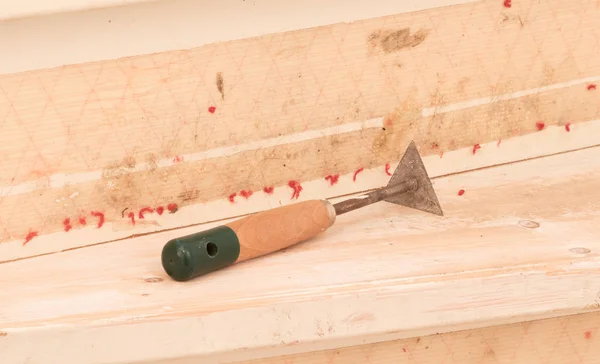 Removing carpet, glue and paint from an vintage stairs — Stock Photo, Image