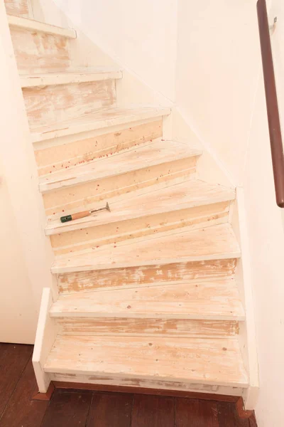 Entfernen von Teppich, Leim und Farbe von einer alten Treppe — Stockfoto