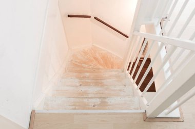 Halı, tutkal ve boya bir vintage merdiven--dan kaldırma