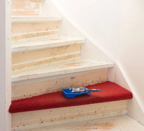 Szőnyeg, ragasztó és festék eltávolítása egy vintage lépcsők — Stock Fotó