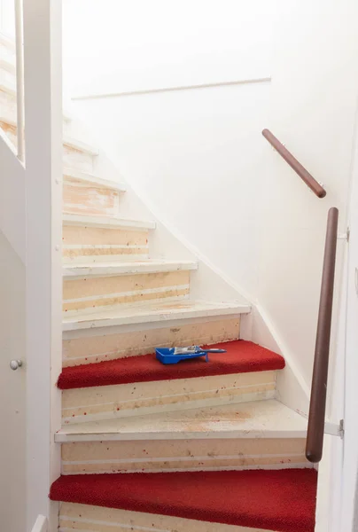 Entfernen von Teppich, Leim und Farbe von einer alten Treppe — Stockfoto