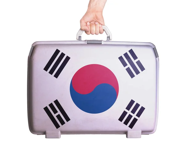 Подержанный пластиковый чемодан с пятнами и царапинами — стоковое фото