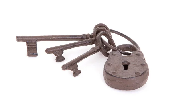 Антикварные ключи на кольце — стоковое фото