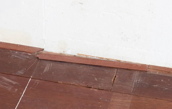 Plint op een oude scratched houten vloer — Stockfoto