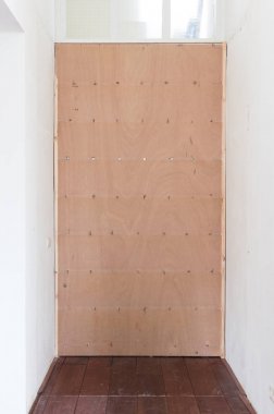 Bir kapı önünde geçici kontrplak